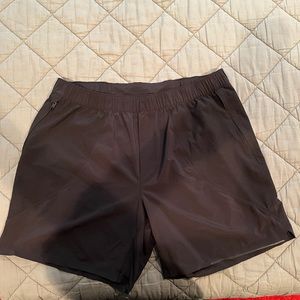 6” inseam Lulu Men’s crossover shorts w/ zipper pockets. Size XL